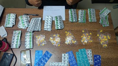 Kota Bekasi - Samapta Polres Metro Bekasi Kota menangkap pria berinisial RR (23) dan barang bukti ribuan obat daftar G sekitar pukul 23.30 WIB di kawasan Jakasetia, Bekasi Selatan, Minggu (1/2/2026). Foto: Ist/Gobekasi.id.,