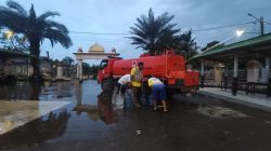 Kabupaten Bekasi - BPBD Kabupaten Bekasi menyuplai air bersih ke pengungsian korban banjir. Foto: Ist/Gobekasi.id.
