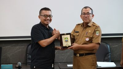 Kota Bekasi - Asisten Daerah II Kota Bekasi Inayatullah bersama Ketua DPRD Kota ternate Junaidi. Foto: Ist/Gobekasi.id.