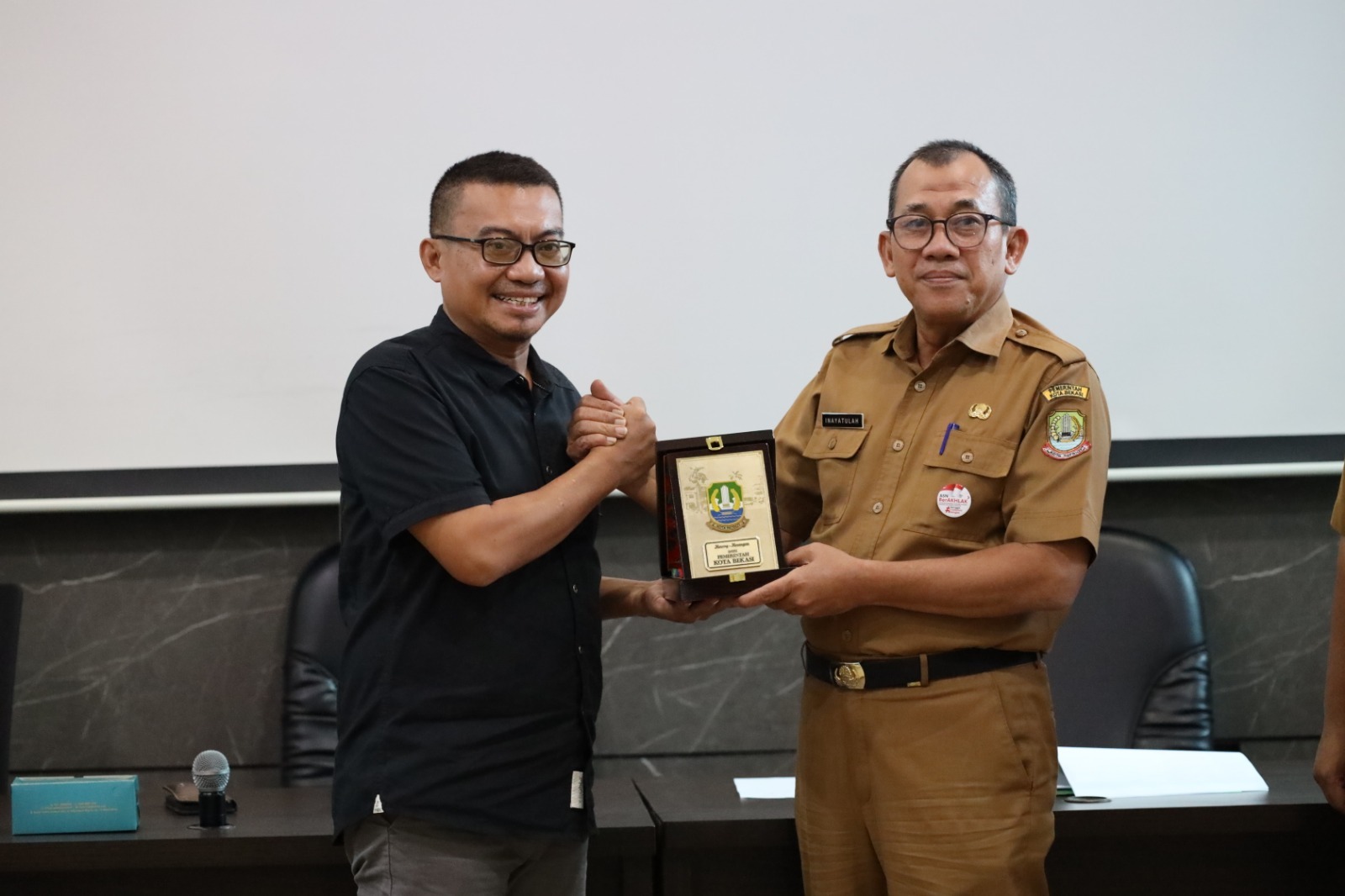 Kota Bekasi - Asisten Daerah II Kota Bekasi Inayatullah bersama Ketua DPRD Kota ternate Junaidi. Foto: Ist/Gobekasi.id.