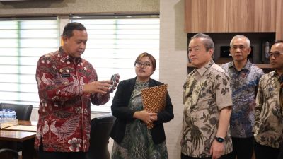 Kota Bekasi - Wali Kota Bekasi Tri Adhianto menerima kunjungan delegasi Kota Susaki, Jepang di kantornya, Selasa (3/2/2026). Foto: Ist/Gobekasi.id.