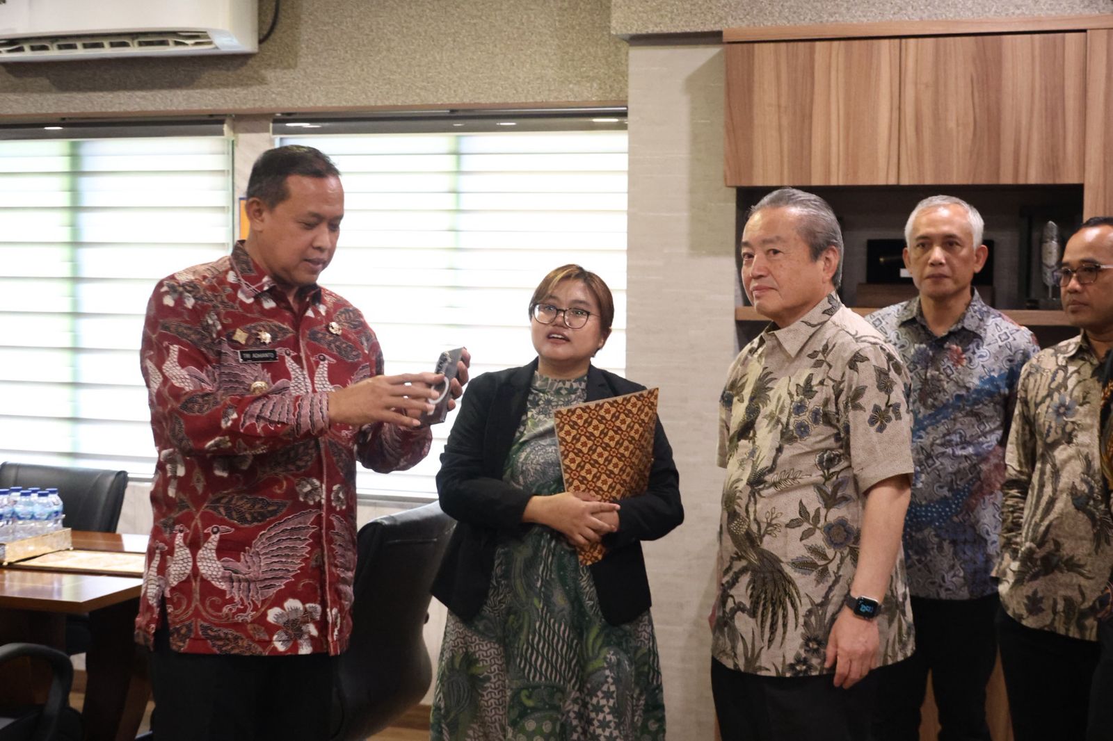 Kota Bekasi - Wali Kota Bekasi Tri Adhianto menerima kunjungan delegasi Kota Susaki, Jepang di kantornya, Selasa (3/2/2026). Foto: Ist/Gobekasi.id.
