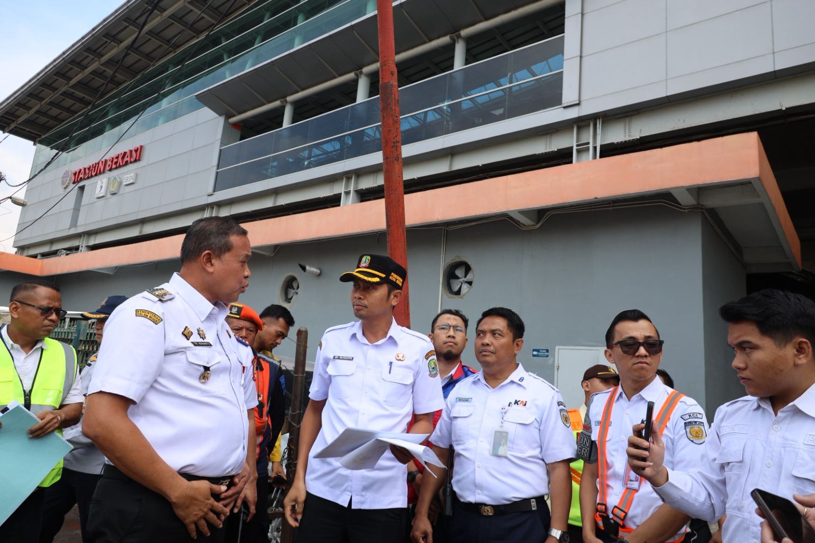 Kota Bekasi - Wali Kota Bekasi Tri Adhianto meninjau lokasi pembangunan JPO di Jalan Ir.H Juanda yang menghubungkan Stasiun Bekasi, Rabu (4/2/2026). Foto: Ist/Gobekasi.id.