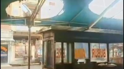 Kabupaten Bekasi - Kabupaten Bekasi - Sebuah gerobak penjual bubur ayam terbakar di perempatan Blok AL arah Marakash Sektor 5, Kabupaten Bekasi, Kamis (5/2/2026) pagi. Foto: Ist/Gobekasi.id.