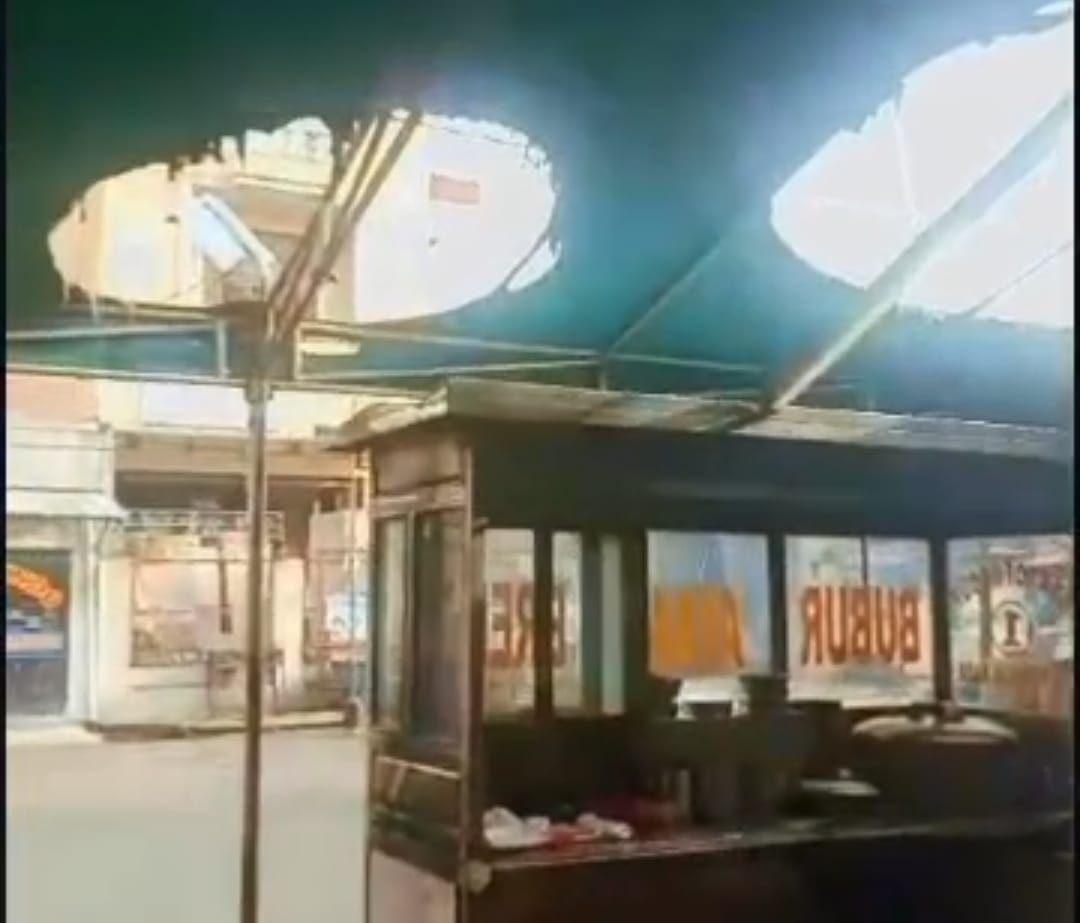 Kabupaten Bekasi - Kabupaten Bekasi - Sebuah gerobak penjual bubur ayam terbakar di perempatan Blok AL arah Marakash Sektor 5, Kabupaten Bekasi, Kamis (5/2/2026) pagi. Foto: Ist/Gobekasi.id.