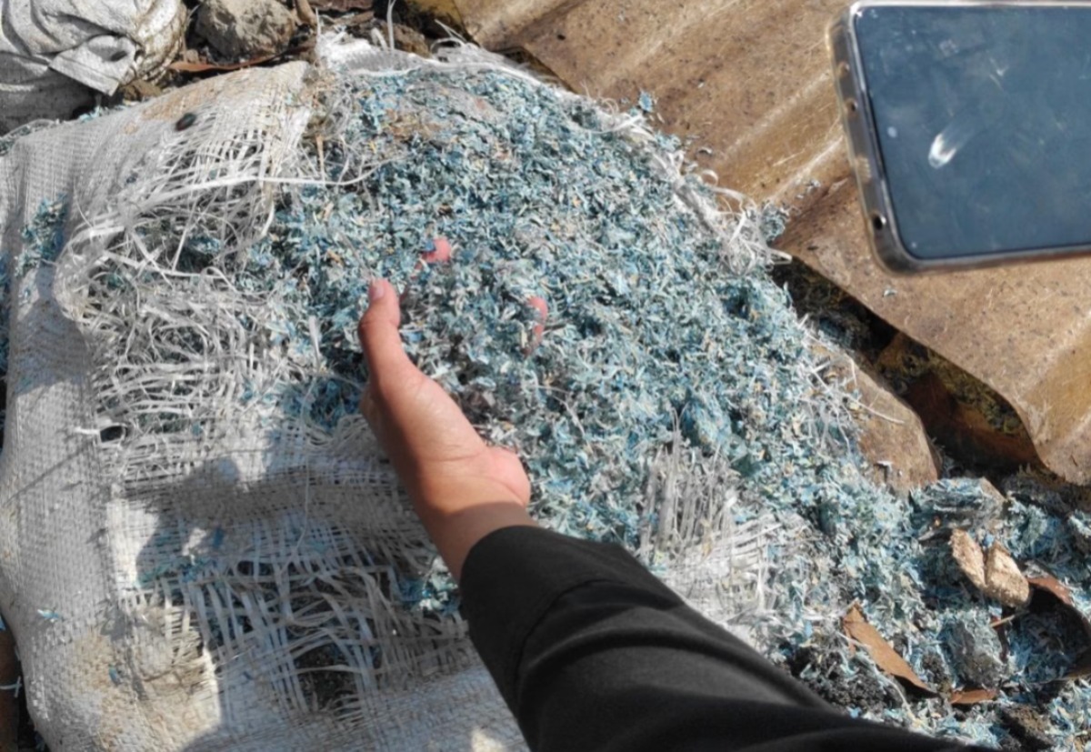 Kabupaten Bekasi - Pegawai Bank Indonesia Tinjau Lokasi Temuan Cacahan Uang di TPS Liar Setu