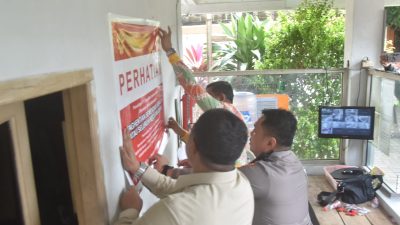 Kota Bekasi - Direktur Jenderal Pelindungan KP2MI, Rinardi memimpin penyegelan terhadap dua penampungan pekerja migran di Bekasi, Kamis (5/2/2026). Foto: Septian/Gobekasi.id.