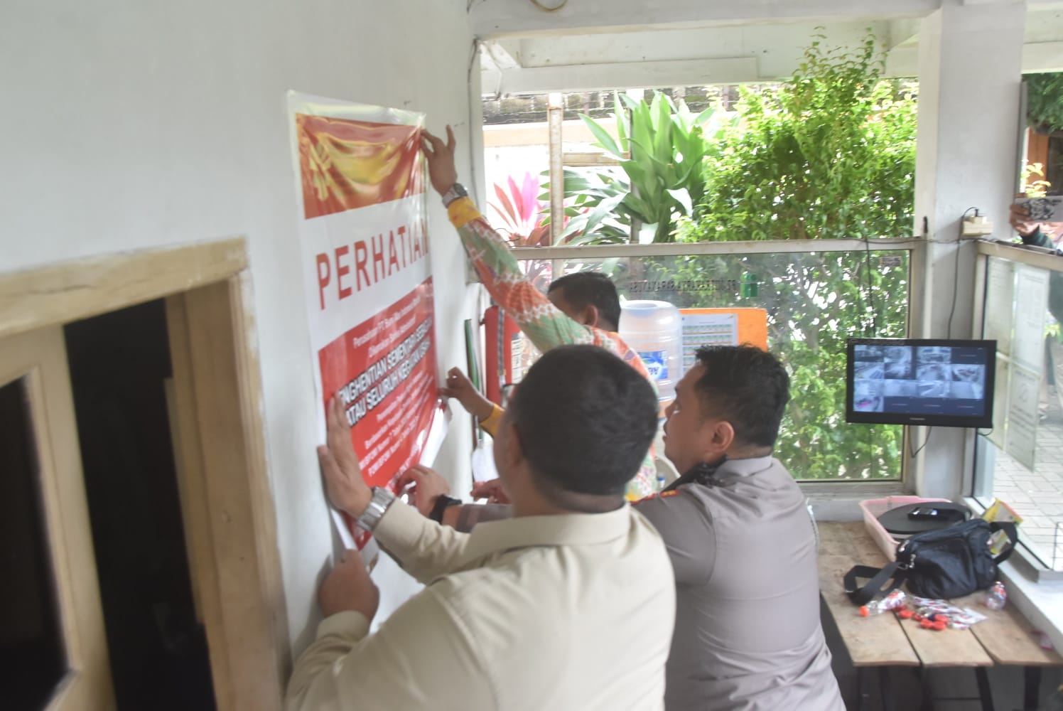 Kota Bekasi - Direktur Jenderal Pelindungan KP2MI, Rinardi memimpin penyegelan terhadap dua penampungan pekerja migran di Bekasi, Kamis (5/2/2026). Foto: Septian/Gobekasi.id.