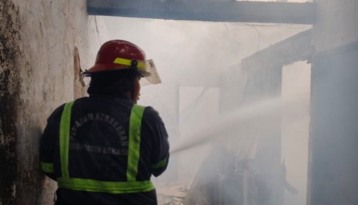 Kota Bekasi - Petugas Disdamkarmat berjibaku memadamkan kobaran api yang melahap dua unit kontrakan i Kampung Karang Congok RT 002/RW 001, Desa Karang Satria, Kecamatan Tambun Utara, Kabupaten Bekasi, Kamis (5/2/2026). Foto: Ist/Gobekasi.id.