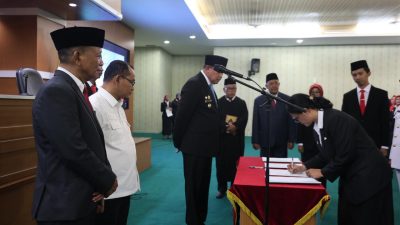 Kota Bekasi - Ketua DPRD Kota Bekasi, Sardi Effendi mendampingi Wali Kota Bekasi Tri Adhianto melakukan pengambilan sumpah jabatan sekaligus rotasi dan mutasi aparatur sipil negara (ASN) di lingkungan Pemerintah Kota Bekasi, Jumat (6/2/2026). Foto: Ist/Gobekasi.id.