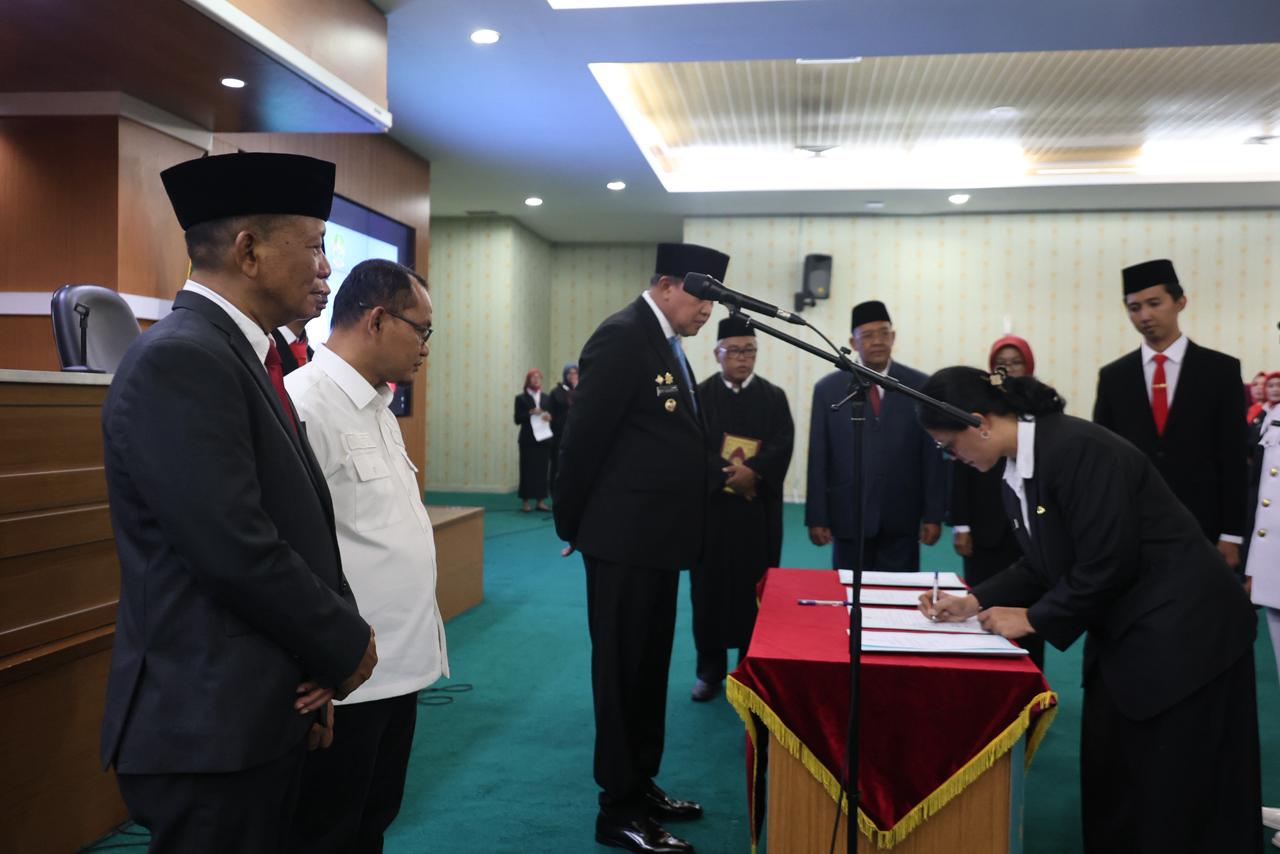 Kota Bekasi - Ketua DPRD Kota Bekasi, Sardi Effendi mendampingi Wali Kota Bekasi Tri Adhianto melakukan pengambilan sumpah jabatan sekaligus rotasi dan mutasi aparatur sipil negara (ASN) di lingkungan Pemerintah Kota Bekasi, Jumat (6/2/2026). Foto: Ist/Gobekasi.id.