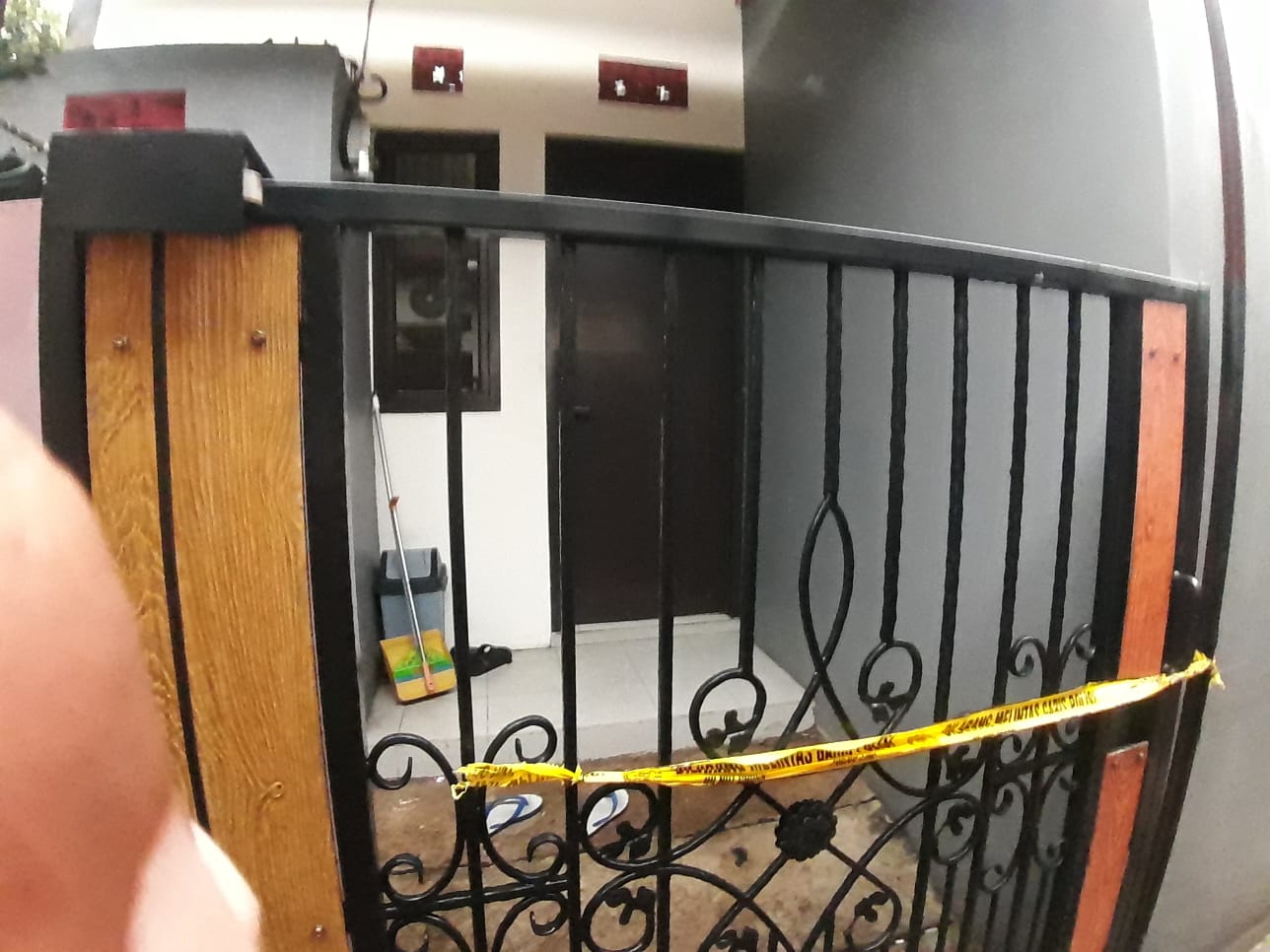 Kota Bekasi - Kontrakan pegawai PPPK Rumah Sakit Pusat Angkatan Udara (RSPAU) Halim Perdanakusuma berinisial NHW (31),di dalam kontrakannya di kawasan Jatiwaringin, Kecamatan Pondok Gede, Kota Bekasi di garis polisi, Rabu (4/2/2026). Foto: Ist/Gobekasi.id.