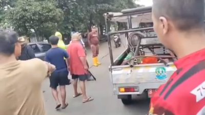 Kota Bekasi - Seorang pedagang tidak terima ditertibkan dan mengancam Wali Kota Bekasi Tri Adhianto dengan sebilah golok, Minggu (8/2/2026). Foto: Gobekasi.id.