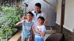 Kota Bekasi - Momen kebahagiaan Ahmad Habibi, Kiper Timnas Futsal Indonesia bersama penggemar Futsal di kediamannya Kp Utan Ceger, Bekasi Selatan, Minggu (8/2/2026). Foto: Septian/Gobekasi.id.