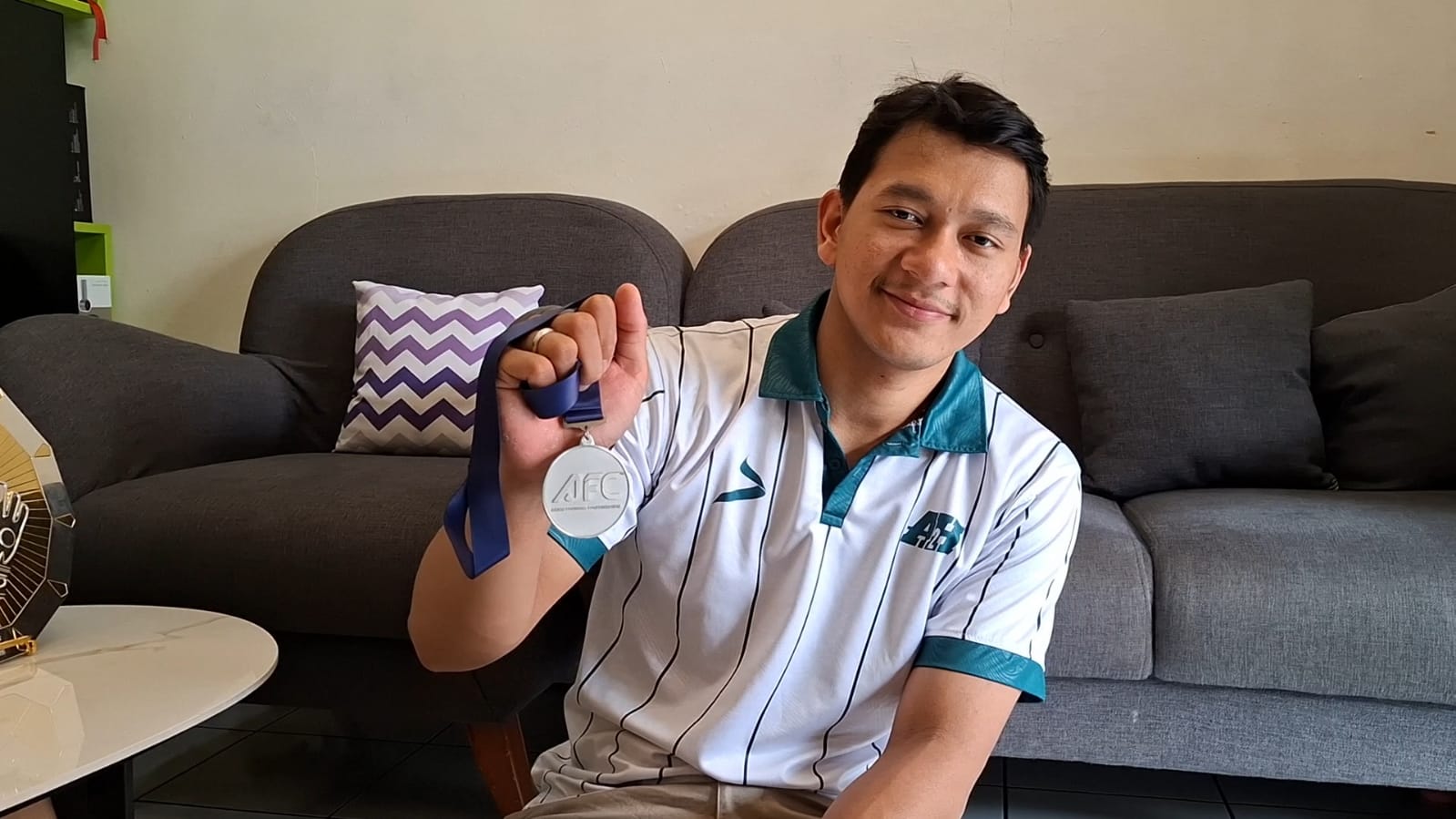 Kota Bekasi - Kiper Timnas Futsal Indonesia, Ahmad Habibi menunjukkan medali perak perolehan Piala Asia 2026 di kediamannya, Kp Utan Ceger, Bekasi Selatan, Minggu (8/2/2026). Foto: Septian/Gobekasi.id.
