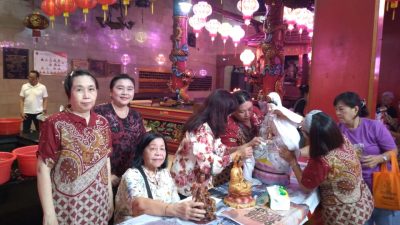 Kota Bekasi - Klenteng Hok Lay Kiong yang berada di Jalan Kenari I, Kelurahan Margahayu, Kecamatan Bekasi Timur, Kota Bekasi, menggelar tradisi bebersih pada Minggu (8/2/2026). Foto: Septian/Gobekasi.id.