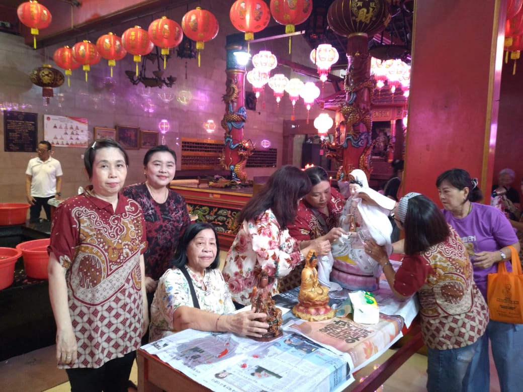 Kota Bekasi - Klenteng Hok Lay Kiong yang berada di Jalan Kenari I, Kelurahan Margahayu, Kecamatan Bekasi Timur, Kota Bekasi, menggelar tradisi bebersih pada Minggu (8/2/2026). Foto: Septian/Gobekasi.id.