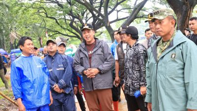 Kota Bekasi - Wali Kota Bekasi, Tri Adhianto bersama Forkipimda melakukan aksi bersih-bersih di Danau Duta Harapan, Bekasi Utara, sesuai arahan Presiden Prabowo Subianto, Minggu (9/2/2026). Foto: Gobekasi.id.
