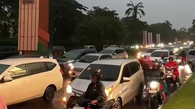 Kota Bekasi - Hujan dan penampakan macet di Harapan Indah, Kota Bekasi, Senin (9/2/2026). Foto: Gobekasi.id.