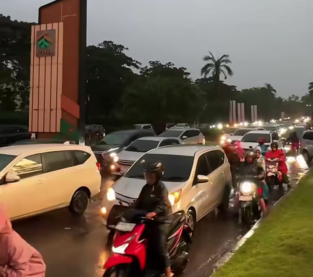 Kota Bekasi - Hujan dan penampakan macet di Harapan Indah, Kota Bekasi, Senin (9/2/2026). Foto: Gobekasi.id.