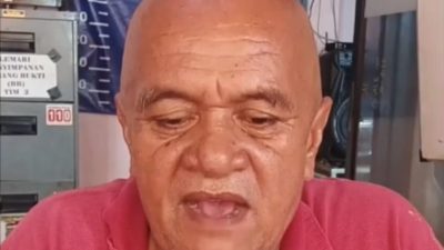 Kota Bekasi - Barmizon (60), pria bergolok yang ancam Wali Kota Bekasi saat penertiban PKL dibawa ke Polsek Bekasi Utara dan menyampaikan permohonan maaf secara tertulis dan visual, Minggu (8/2/2026). Foto: Gobekasi.id.