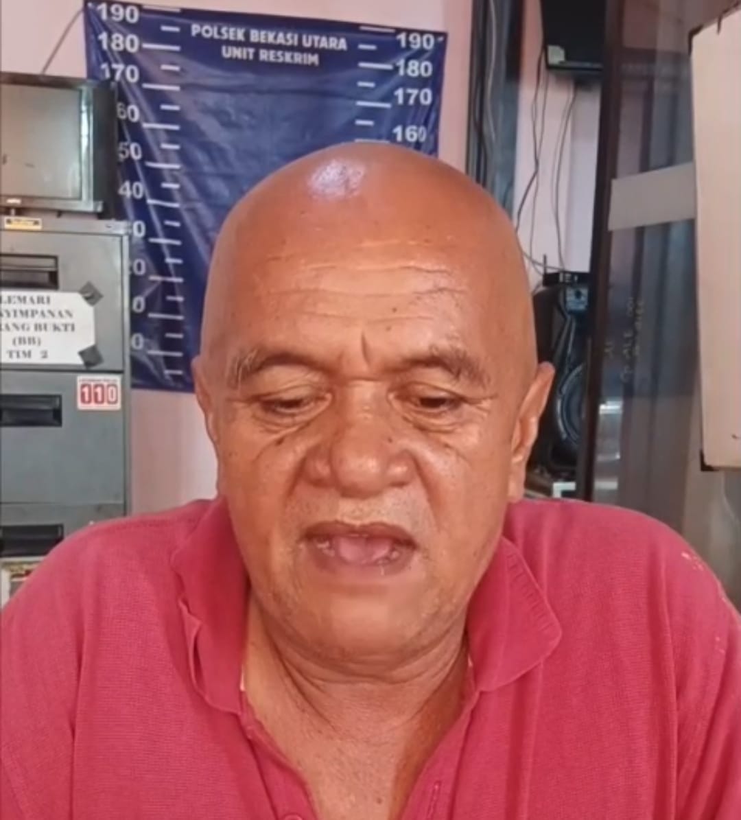 Kota Bekasi - Barmizon (60), pria bergolok yang ancam Wali Kota Bekasi saat penertiban PKL dibawa ke Polsek Bekasi Utara dan menyampaikan permohonan maaf secara tertulis dan visual, Minggu (8/2/2026). Foto: Gobekasi.id.