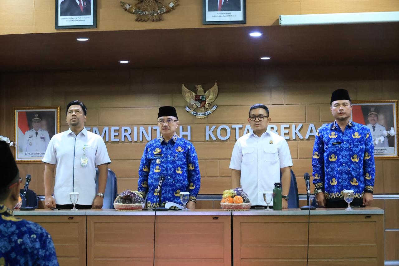 Kota Bekasi - Wakil Wali Kota Bekasi, Abdul Harris Bobihoe membuka Rapat Koordinasi Optimalisasi Pelaksanaan Program Jaminan Sosial Ketenagakerjaan Sektor Jasa Konstruksi Tahun 2026 i Aula Nonon Sonthanie, Senin (9/2/2026). Foto: Gobekasi.id.