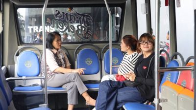 Kota Bekasi - Warga Kota Bekasi mulai menjajal Trans Beken Trayek Stasiun Bekasi - Harapan Indah yang abru saja diresmikan Wali Kota Bekasi Tri Adhainto, Selasa (10/2/2026). Foto: Gobekasi.id.