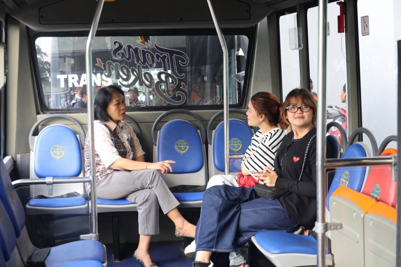 Kota Bekasi - Warga Kota Bekasi mulai menjajal Trans Beken Trayek Stasiun Bekasi - Harapan Indah yang abru saja diresmikan Wali Kota Bekasi Tri Adhainto, Selasa (10/2/2026). Foto: Gobekasi.id.