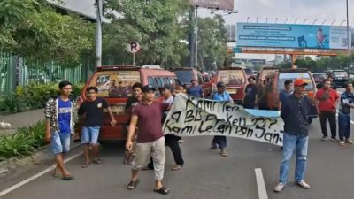 Kota Bekasi - Aksi protes sopir Angkot saat peluncuran Trans Beken di Jalan Ahmad Yani, Bekasi Selatan, Kota Bekasi, Selasa (10/2/2026). Foto: Gobekasi.id.