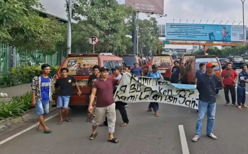 Kota Bekasi - Aksi protes sopir Angkot saat peluncuran Trans Beken di Jalan Ahmad Yani, Bekasi Selatan, Kota Bekasi, Selasa (10/2/2026). Foto: Gobekasi.id.