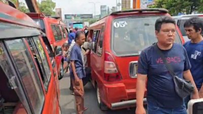 Kota Bekasi - Ratusan sopir angkot melakukan aksi protes peluncuran Bus Trans Beken di Jalan Ahmad Yani, Bekasi Selatan, Kota Bekasi, Selasa (10/2/2026). Foto: Septian/Gobekasi.id.