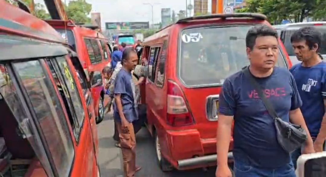 Kota Bekasi - Ratusan sopir angkot melakukan aksi protes peluncuran Bus Trans Beken di Jalan Ahmad Yani, Bekasi Selatan, Kota Bekasi, Selasa (10/2/2026). Foto: Septian/Gobekasi.id.