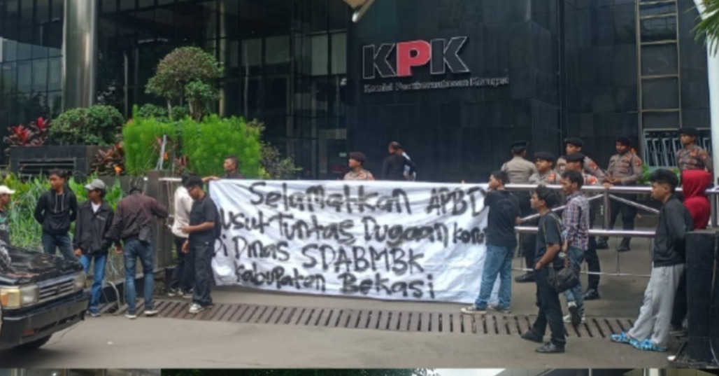 Kota Bekasi - Sejumlah elemen masyarakat yang tergabung dalam Institut Kajian Strategis (INKASTRA) menggelar aksi damai di depan Gedung Komisi Pemberantasan Korupsi (KPK), Senin (9/2/2026). Foto: Ist