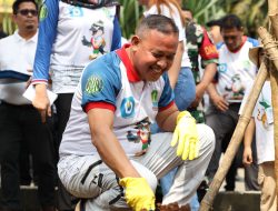 Tanam Pohon di Bulan K3, Tri Adhianto Dorong Budaya Keselamatan yang Ramah Lingkungan