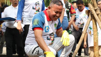 Kota Bekasi - Wali Kota Bekasi Tri Adhianto menanam pohon di kawasan Lagoon Avenue Mall, Kota Bekasi. Foto: Ist/Gobekasi.id.