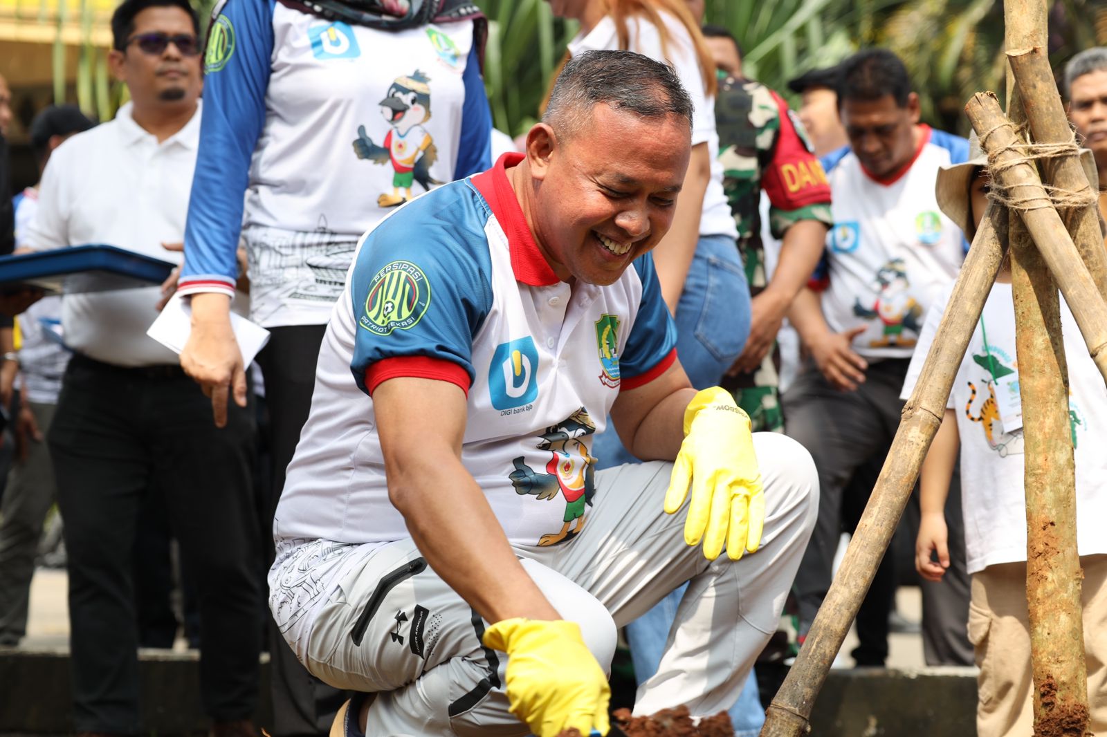 Kota Bekasi - Wali Kota Bekasi Tri Adhianto menanam pohon di kawasan Lagoon Avenue Mall, Kota Bekasi. Foto: Ist/Gobekasi.id.