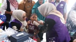 Kota Bekasi - Ketua Posyandu Kota Bekasi, Wiwiek Hargono Tri Adhianto,, saat ikut andil dalam pelayanan kesehatan anak Posyandu Jatiasih. Foto: Ist/Gobekasi.id.