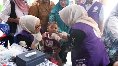 Kota Bekasi - Ketua Posyandu Kota Bekasi, Wiwiek Hargono Tri Adhianto,, saat ikut andil dalam pelayanan kesehatan anak Posyandu Jatiasih. Foto: Ist/Gobekasi.id.