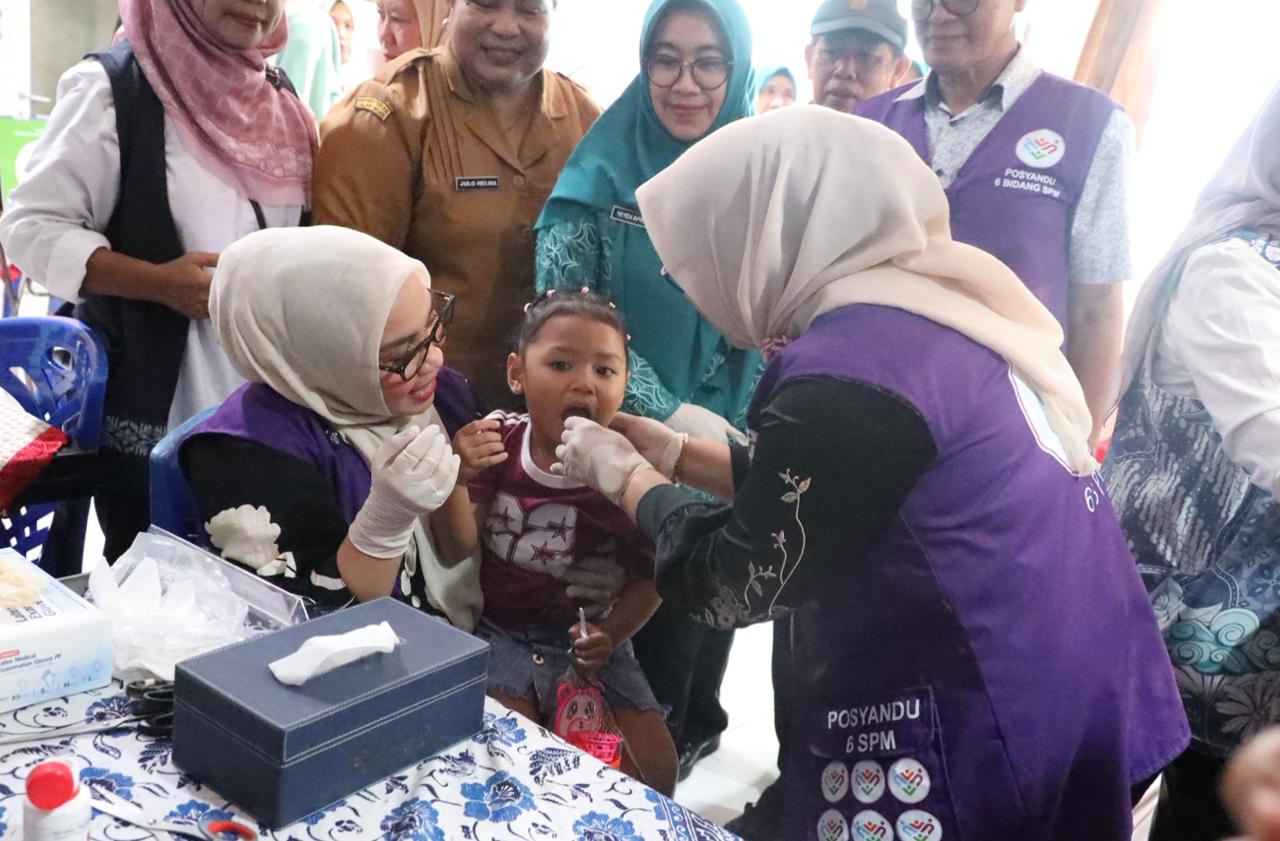Kota Bekasi - Ketua Posyandu Kota Bekasi, Wiwiek Hargono Tri Adhianto,, saat ikut andil dalam pelayanan kesehatan anak Posyandu Jatiasih. Foto: Ist/Gobekasi.id.