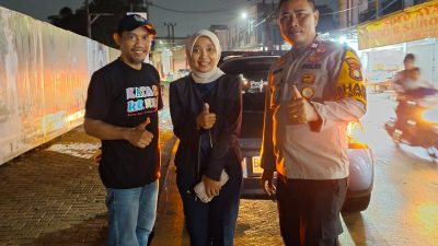 Kota Bekasi - Bhabinkamtibmas Kelurahan Cimuning, Aiptu Khafid Anwar, bersama warga yang mobilnya mengalami gangguan. Foto: Ist/Gobekasi.id.