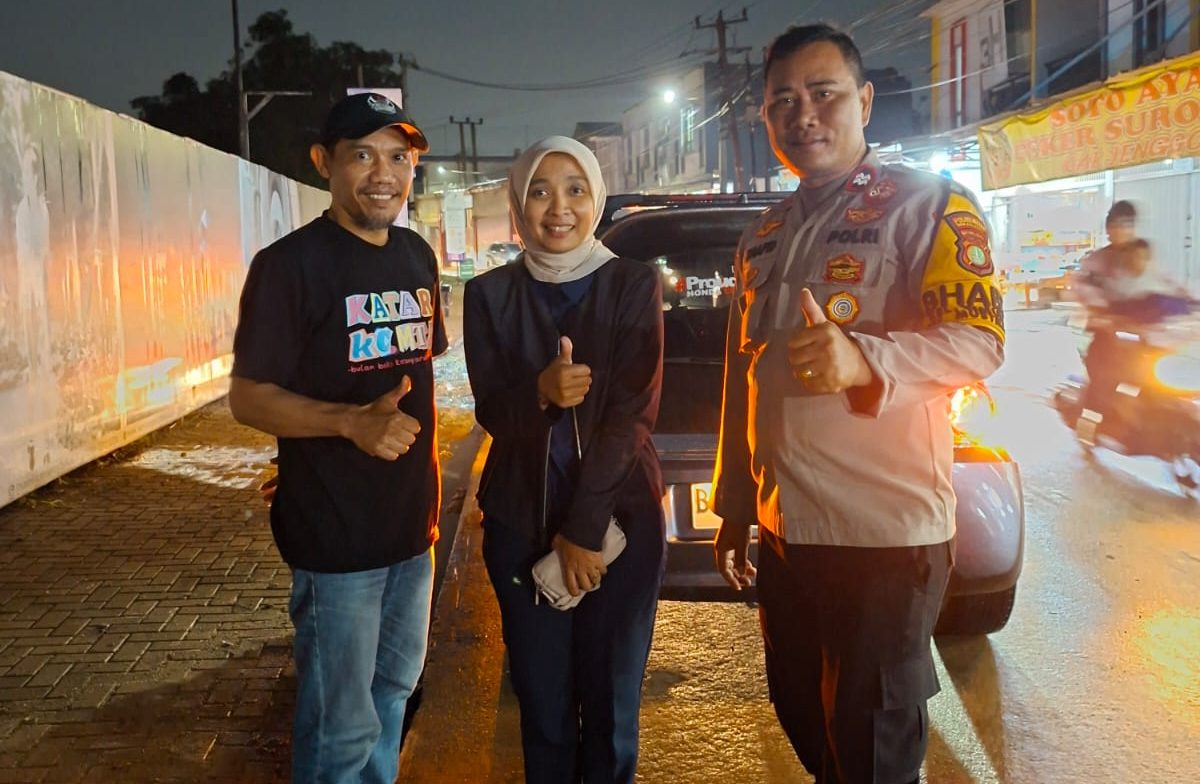 Kota Bekasi - Bhabinkamtibmas Kelurahan Cimuning, Aiptu Khafid Anwar, bersama warga yang mobilnya mengalami gangguan. Foto: Ist/Gobekasi.id.