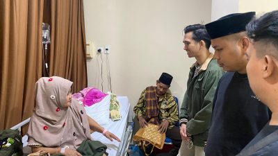 Kota Bekasi - Wakil Ketua Komisi IV DPRD Kota Bekasi, Wildan Fathurrahman menyapa warga yang menjalani perawatan di RSUD CAM Kota Bekasi. Foto: Ist/Gobekasi.id.