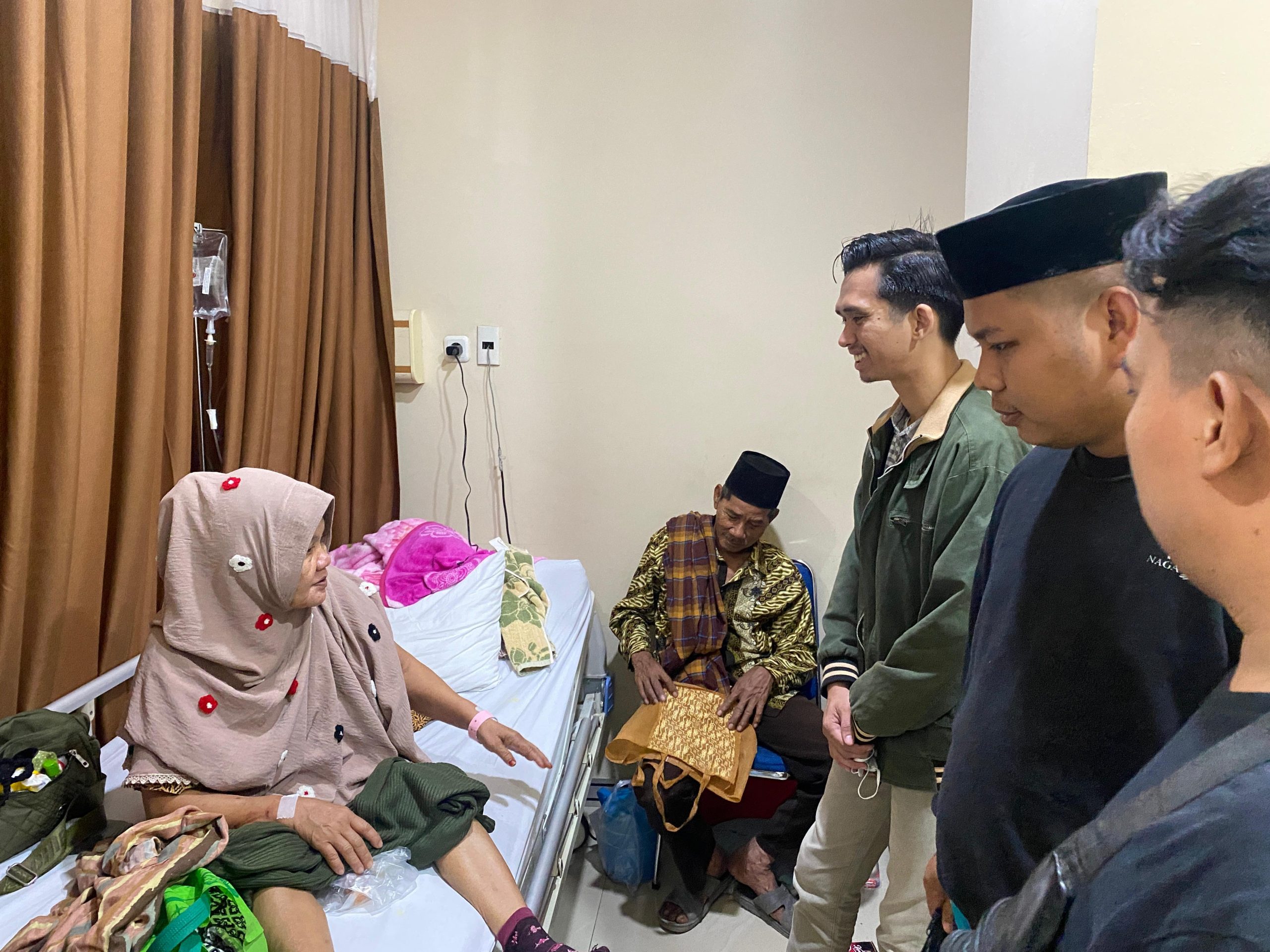 Kota Bekasi - Wakil Ketua Komisi IV DPRD Kota Bekasi, Wildan Fathurrahman menyapa warga yang menjalani perawatan di RSUD CAM Kota Bekasi. Foto: Ist/Gobekasi.id.