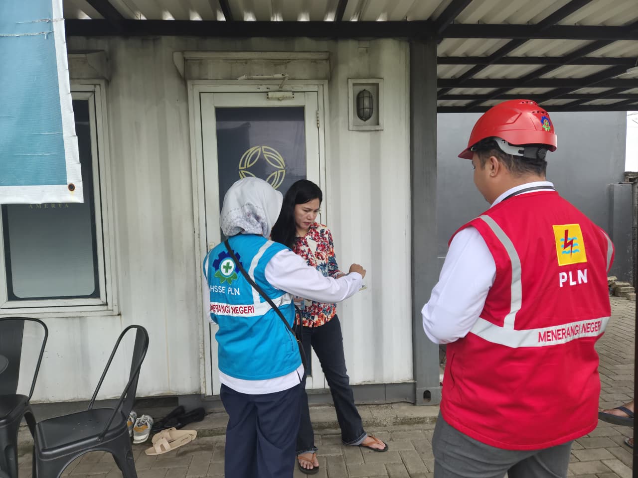 Kota Bekasi - Petugas PLN UP3 Bekasi melakukan edukasi terkait bahaya listrik saat intensitas hujan meningkat. Foto: Ist/Gobekasi.id.