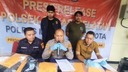 Kota Bekasi - Kapolsek Bekasi Selatan, Kompol Dedi Herdiana memimpin gelar perkara penelantaran bayi di Apartemen Bekasi oleh sepasang kekasih, Rabu (11/2/2026). Foto: Septian/Gobekasi.id.