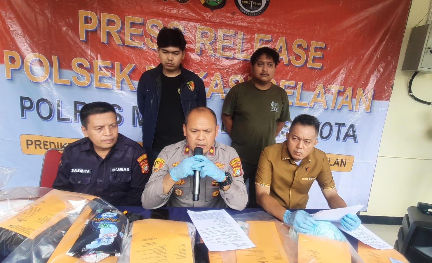 Kota Bekasi - Kapolsek Bekasi Selatan, Kompol Dedi Herdiana memimpin gelar perkara penelantaran bayi di Apartemen Bekasi oleh sepasang kekasih, Rabu (11/2/2026). Foto: Septian/Gobekasi.id.