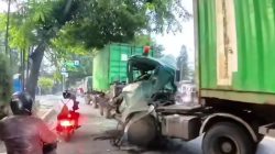 Kota Bekasi - Kondisi kontainer yang terlibat kecelakaan di Jalan Raya Sultan Agung, Kota Bekasi, ringsek parah, Kamis (12/2026). Foto: Gobekasi.id.