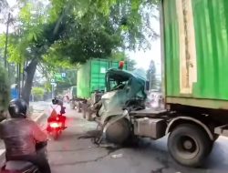 Dua Truk Kontainer Bertabrakan di Jalan Sultan Agung, Lalu Lintas Macet Parah