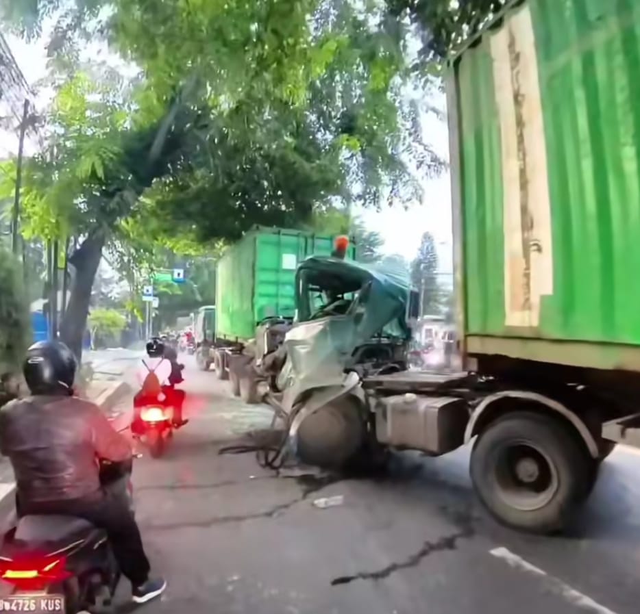 Kota Bekasi - Kondisi kontainer yang terlibat kecelakaan di Jalan Raya Sultan Agung, Kota Bekasi, ringsek parah, Kamis (12/2026). Foto: Gobekasi.id.